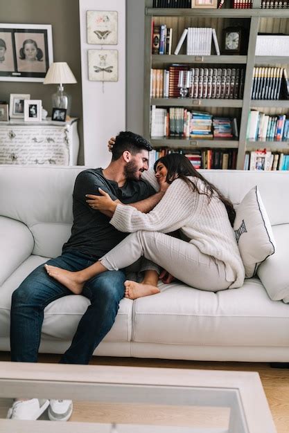 Una pareja joven haciendo el amor: video de stock。